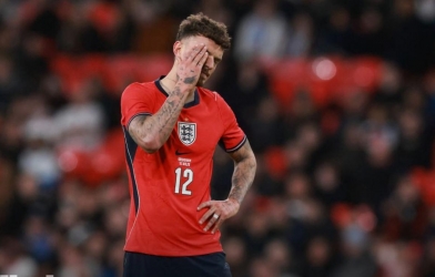 Sao Arsenal bị chính CĐV đội nhà đòi đuổi khỏi sân