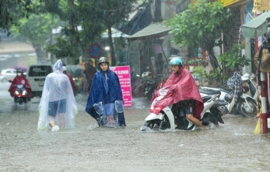 Dự báo thời tiết hôm nay 24/4 trên cả nước: Mưa dông diện rộng, miền Bắc trời mát