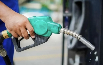 Giá xăng dầu hôm nay 24/4: Thế giới tăng vọt, trong nước giảm mạnh