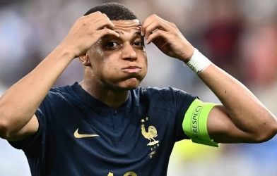 Lập cú đúp, Mbappe vẫn mất danh hiệu vào tay cái tên khó tin