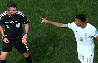 Khoảnh khắc 'chỉ đạo' trọng tài gây sốt của Mbappe