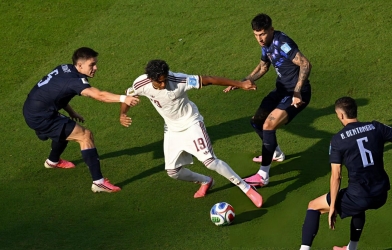 Trực tiếp Uruguay 0-0 Tây Ban Nha: Uruguay tấn công tìm bàn