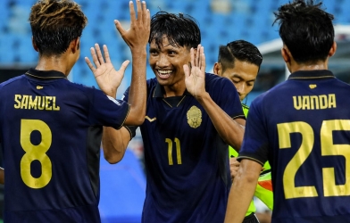 CĐV Campuchia đồng loạt réo tên Việt Nam khi thắng đậm tại AFF Cup