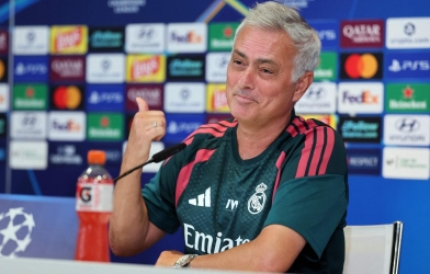 Mourinho dạy cho Hansi Flick bài học nhớ đời tại Camp Nou