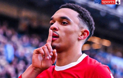 Hậu vệ tăng nhầm chỉ số tấn công, Alexander-Arnold lập siêu phẩm làm CĐV Man City 'nóng mặt'