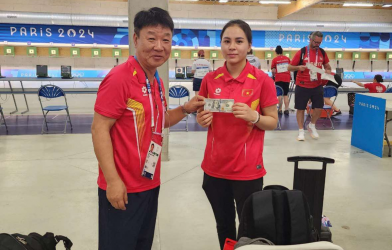 Xạ thủ Trịnh Thu Vinh nhận thưởng nóng