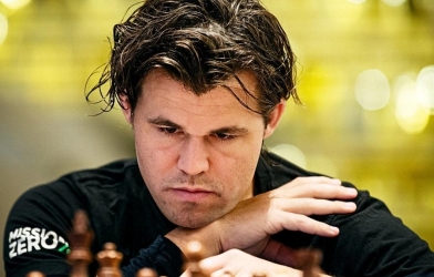 'Vua cờ' Carlsen thua sốc kỳ thủ 15 tuổi
