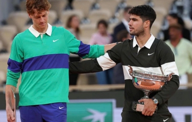 Alcaraz áp sát Sinner, Djokovic tiếp tục tụt hạng