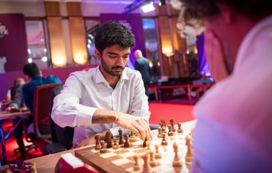 Guskesh tiếp tục vượt mặt Carlsen tại siêu giải cờ vua thế giới