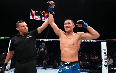 Võ sĩ gốc Việt khiến đối thủ biến dạng, lập kỉ lục UFC