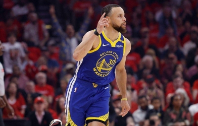 Thua thảm Rockets, Stephen Curry vẫn chạm cột mốc đáng nhớ trong sự nghiệp