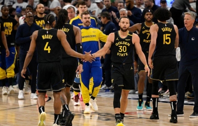 Curry chấn thương, Golden State Warriors vẫn đại thắng ở bán kết NBA Playoffs 2025