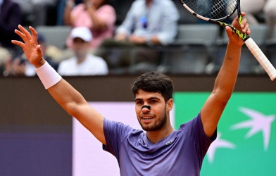 Alcaraz nhọc nhằn lọt tứ kết Rome Masters 2025