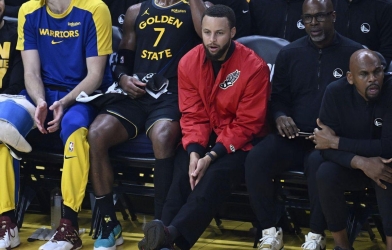 Stephen Curry tiếp tục ngồi ngoài, Golden State Warriors nguy cơ đi 'nghỉ mát' sớm