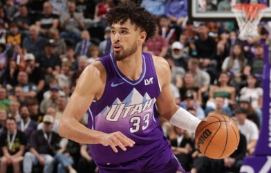 Cầu thủ gốc Việt gia nhập đội hàng đầu NBA, được siêu sao lừng danh chúc mừng