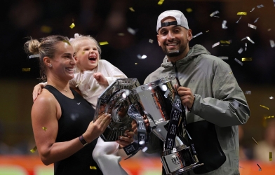 Kyrgios thắng gọn Sabalenka trận 'Đại chiến giới tính'