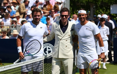 Ngược dòng hạ tay vợt số 1 Pháp, Wawrinka quân bình thành tích của Nadal