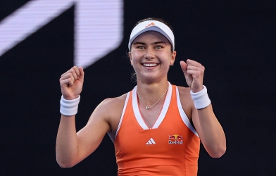'Viên kim cương' 18 tuổi rực sáng ở Australian Open 2026