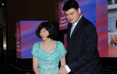 'Khổng lồ' bóng rổ Yao Ming khiến vợ điêu đứng bởi chuyện giường chiếu của mình