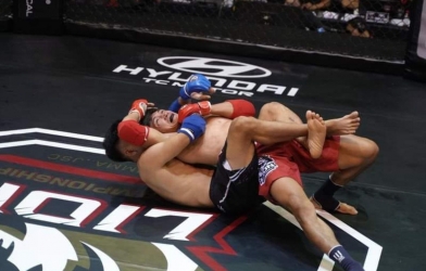 Nguyễn Trần Duy Nhất 'sống sót' sau 39 cú đấm, ngược dòng khó tin ở giải đấu đình đám