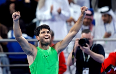 Alcaraz cầm chim trong lúc đăng quang Qatar Open 2026