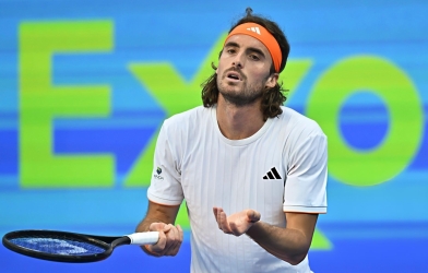 Tsitsipas 'bay màu' khỏi top 40 thế giới sau màn trình diễn thảm họa