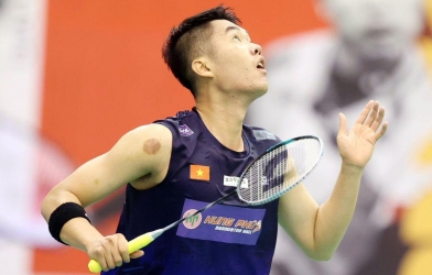 Lê Đức Phát gác vợt ngay ở trận đầu tiên sau khi cưới hoa khôi bắn cung