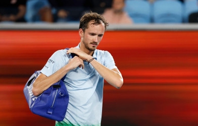 Medvedev mắc kẹt sau chức vô địch Dubai vì tình hình Iran