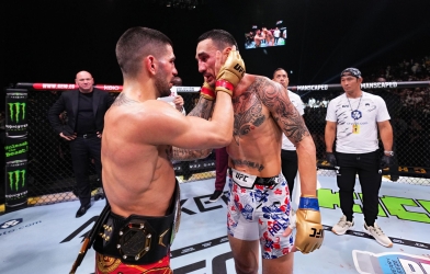 Ilia Topuria trổ tài dự đoán trận Max Holloway - Charles Oliveira