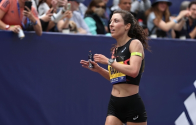 Ngôi sao marathon Mỹ bị cắt tài trợ vì... mang thai