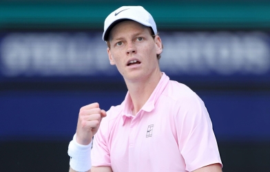 Sinner 'diệt gọn' Tiafoe, thẳng tiến bán kết Miami Open