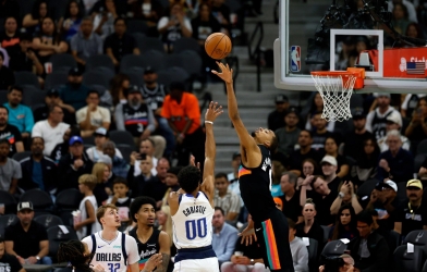 Khổng lồ bóng rổ 2m24 một tay che trời, nhận danh hiệu quý giá ở NBA