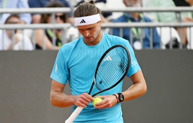 Zverev thua kiểu đẳng cấp ở Rome Masters, lại đổ lỗi cho ngoại cảnh