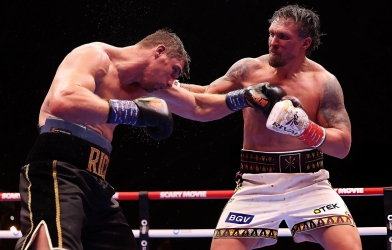 Usyk thắng tranh cãi huyền thoại kickboxing, bảo vệ đai hạng nặng