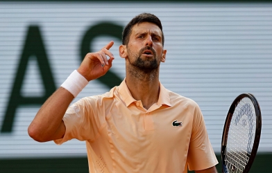 Djokovic thắng nhọc, chuẩn bị chạm mặt 'thần đồng' ở Roland Garros 2026