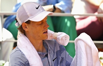 Sinner đeo thiết bị lạ trong buổi tập trước thềm Wimbledon 2026