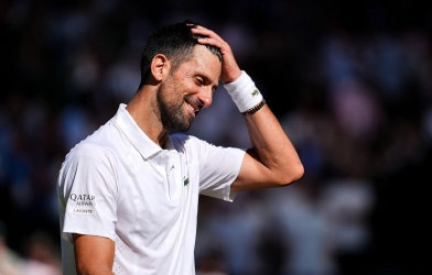 Hạ 'máy giao bóng', Djokovic cân bằng kỉ lục của Federer