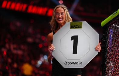 Ngọc nữ bóng rổ Mỹ làm Ring Girl ở UFC