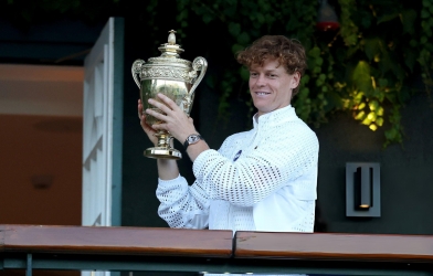 Sinner đếm tiền mỏi tay sau chức vô địch Wimbledon 2026