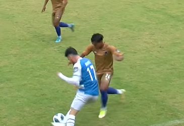 VIDEO: Pha xử lý bóng xem mãi không chán