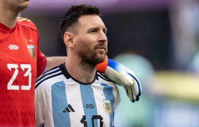 Bị con trai Maradona 'ném đá', Messi đáp trả bằng phong cách đẳng cấp
