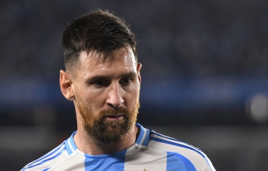 Messi bất ngờ nhận 'mưa gạch đá' tại quê nhà Argentina