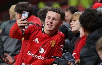 Con trai Rooney ghi 4 bàn cho Manchester United