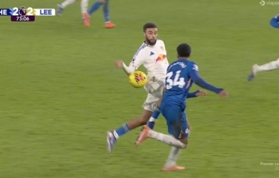 CĐV Chelsea phát điên với quyết định gây tranh cãi của VAR