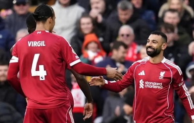 Salah rực sáng, Liverpool áp sát MU trên bảng xếp hạng