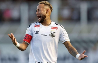 Neymar hành động đau lòng khi bị chính CĐV Santos chế giễu
