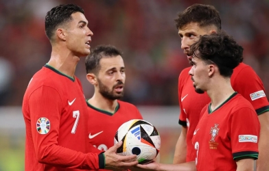 Ronaldo nhận hung tin từ 'nhạc trưởng' số 1 Bồ Đào Nha