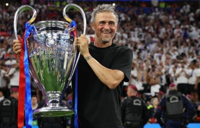 HLV Luis Enrique san bằng kỷ lục của Pep Guardiola và Zidane