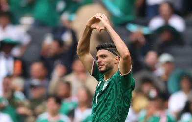 Ghi bàn ở World Cup, người hùng Mexico bật khóc nhớ cha vừa qua đời
