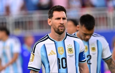 Messi bị 'sờ gáy' tại World Cup 2026, phản ứng khiến tất cả bất ngờ